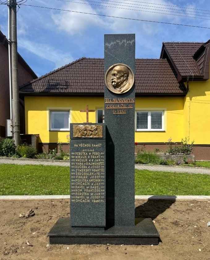 Pomník obětem první světové války v Malhoticích po renovaci. 