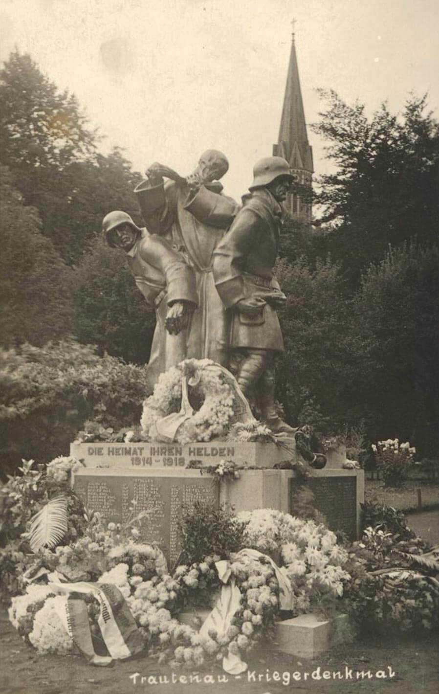 Původní sousoší Tanec smrti na historické fotografii. 