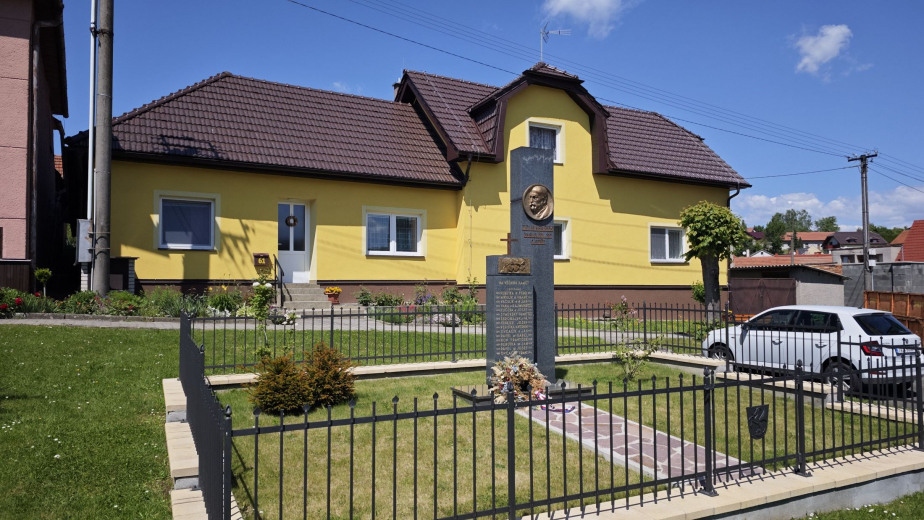 Celkový pohled na pomník obětem první světové války v Malhoticích po renovaci. 