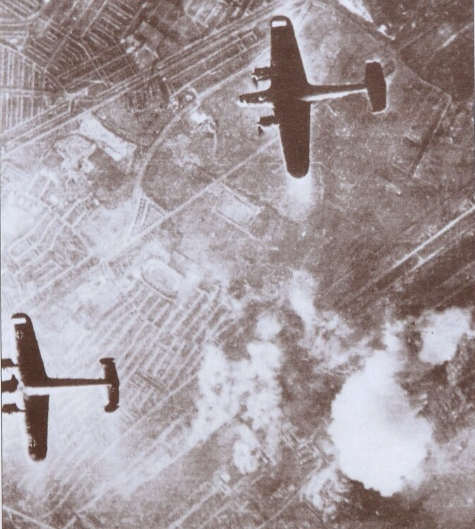 Německé bombardovací letouny Dornier Do 17 přímo nad Londýnem v první polovině září 1940. 