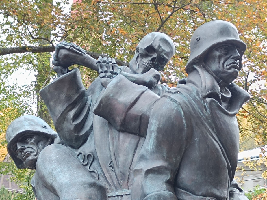 Detailní pohled na sousoší Tanec smrti. 