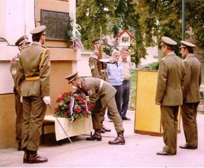 Kladení věnce čestnou stráží pražské posádky-Hostivice 13. 9. 1995