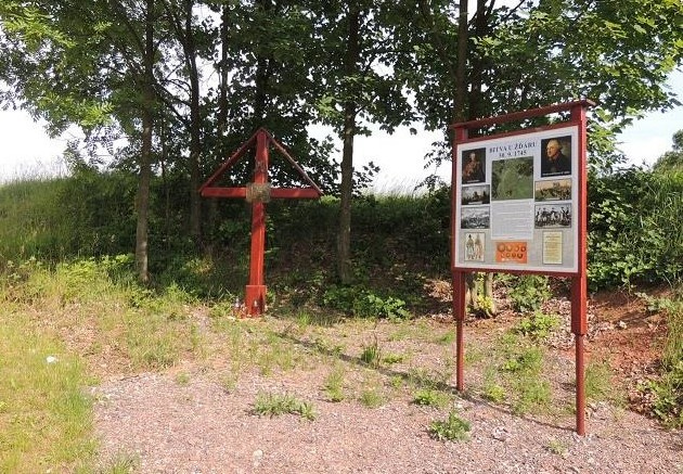Dřevěný kříž a informační tabule připomínající bitvu u Žďáru z roku 1745.