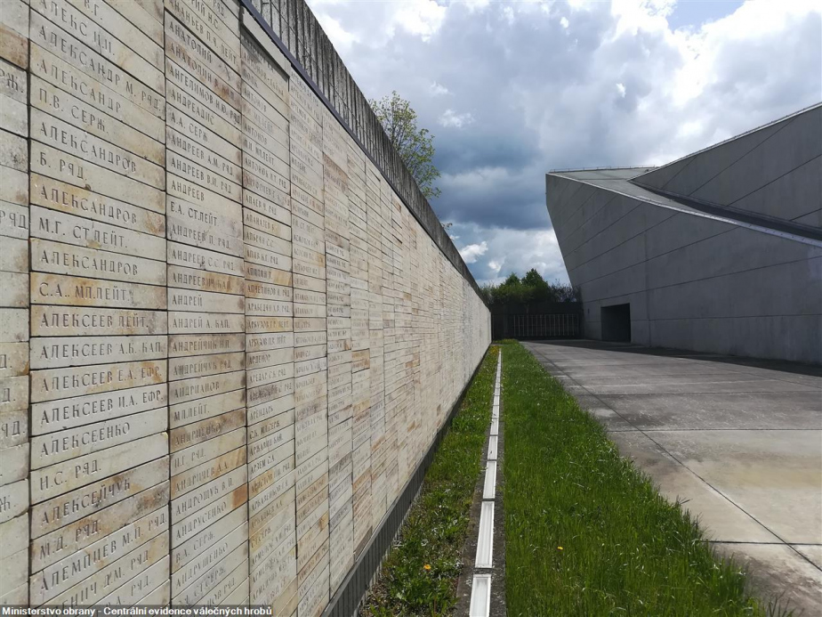 Jméno Františka Brože je připomenuto na Památníku II. světové války v Hrabyni.