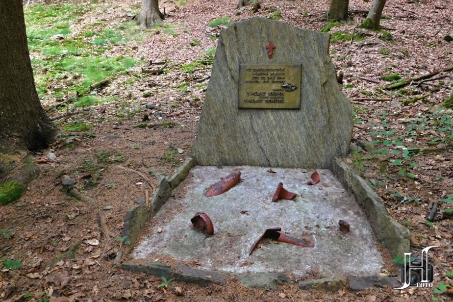 Pamětní deska připevněná na kameni v místě, kde zahynuli poručík ženistů Václav Beran a jeho pomocník štábní rotmistr Václav Beníšek.
