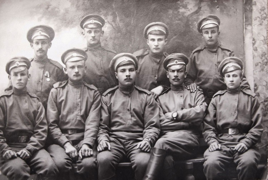 Zcela vlevo v zadní řadě Václav Klich, první zemřelý dobrovolec České družiny.