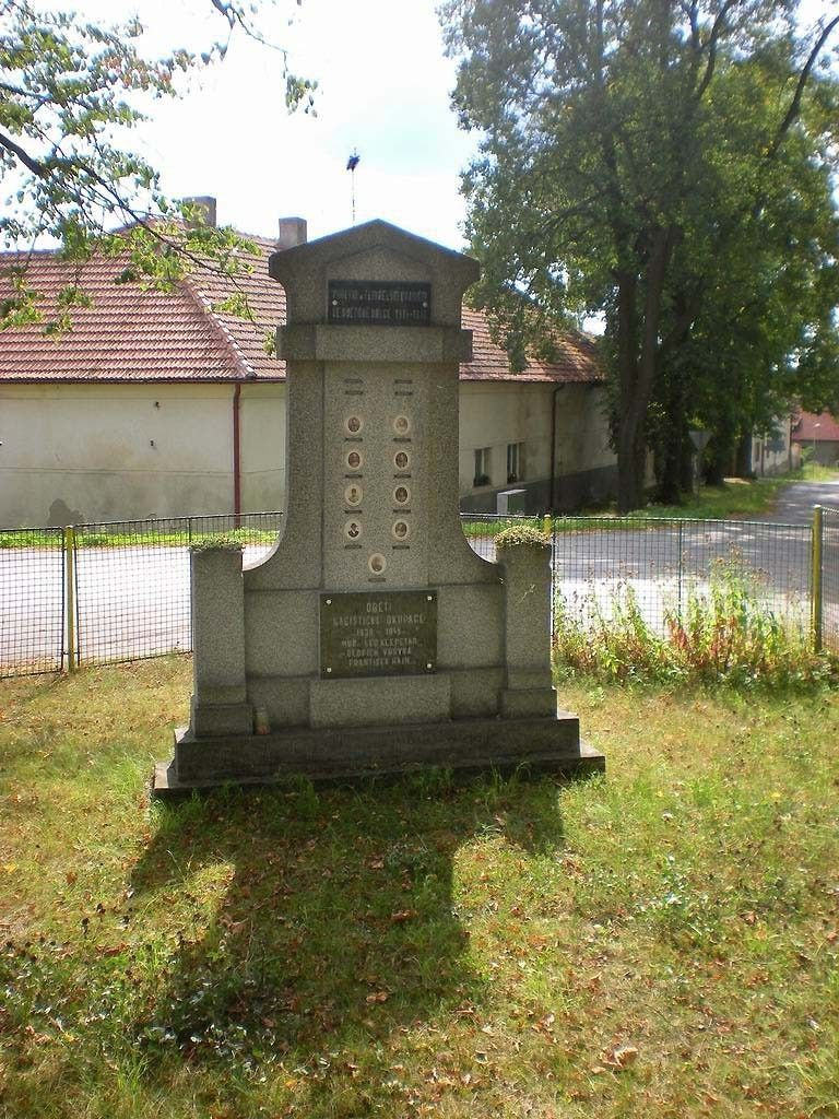 Pohled na pomník v Běleči před renovací. 