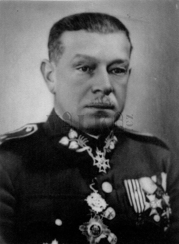 Brigádní generál Josef Braun (*1884-†1945) byl nositelem mnoha vysokých vyznamenání.