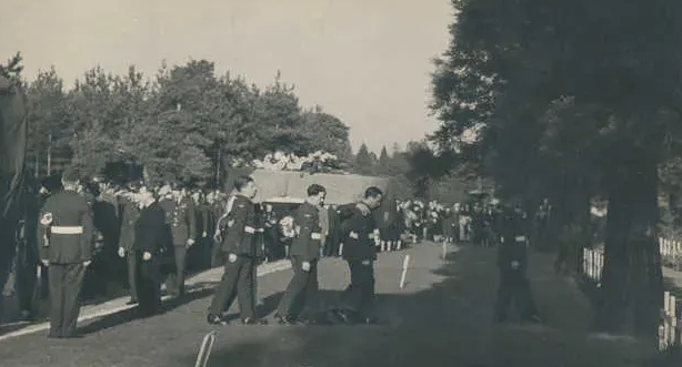 Snímky zachycující pohřeb tragicky zesnulých Čechoslováků z Liberatoru KG867 v Brookwoodu. 
