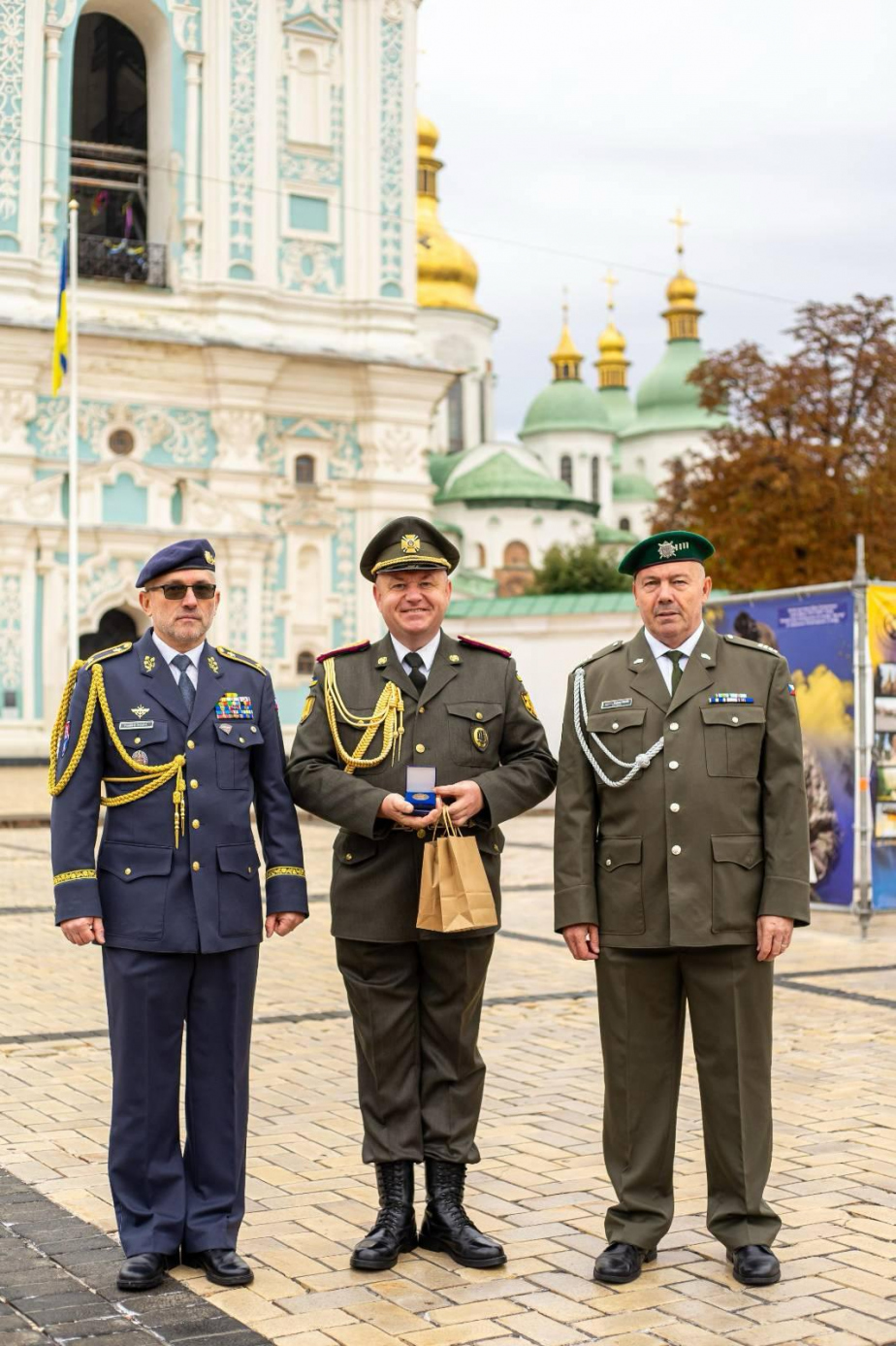 Přidělenec obrany České Republiky na Ukrajině brigádní generál František Ridzák a náčelník Orchestru čestné stráže, umělecký vedoucí Roman Veligorskij s pamětní mincí Úřadu přidělence obrany v Kyjevě.