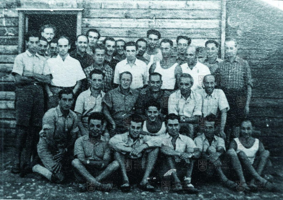 Leo Gutfreund na nedatované fotografii. Sedí vpředu jako druhý zleva. Jeho šťastnější bratr Arnošt je čtvrtý zleva. 