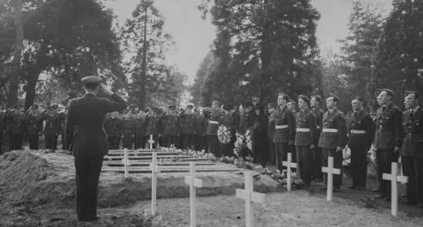 Snímky zachycující pohřeb tragicky zesnulých Čechoslováků z Liberatoru KG867 v Brookwoodu. 