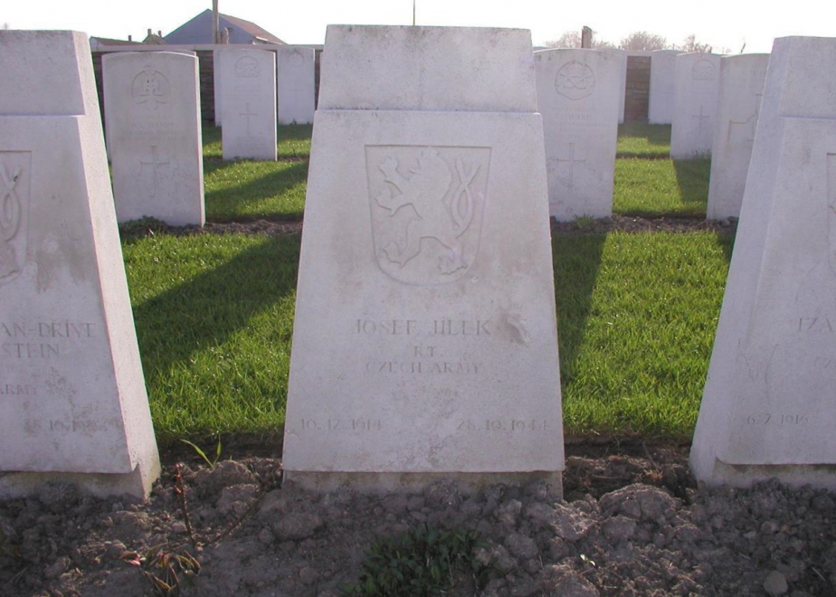 Hrob rotného Josefa Jílka (*1914–†1944) se nachází na vojenském hřbitově v belgickém Adinkerke (č. hrobu 82, dnes EE. 05). 