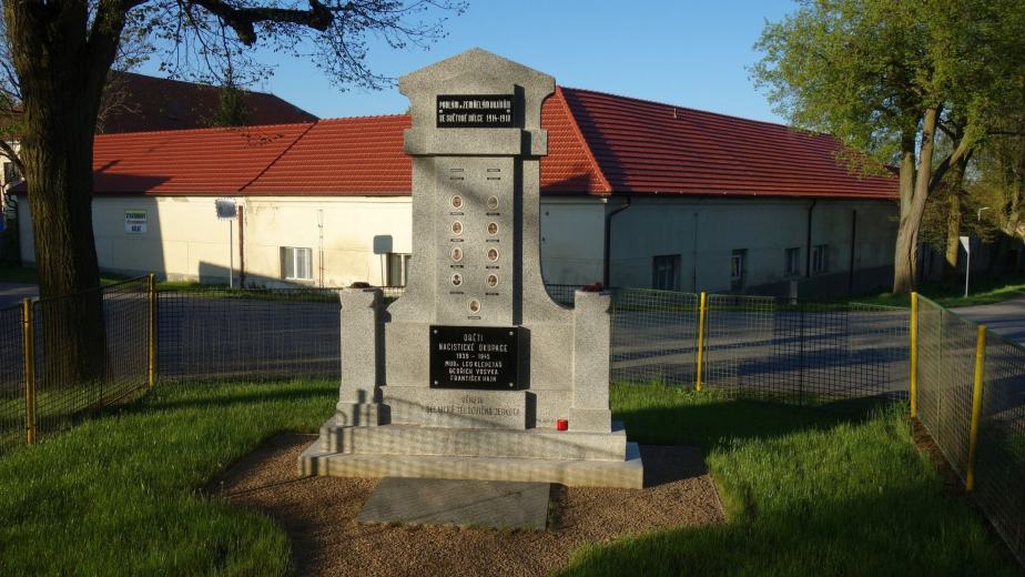 Pohled na pomník v Běleči po renovaci. 