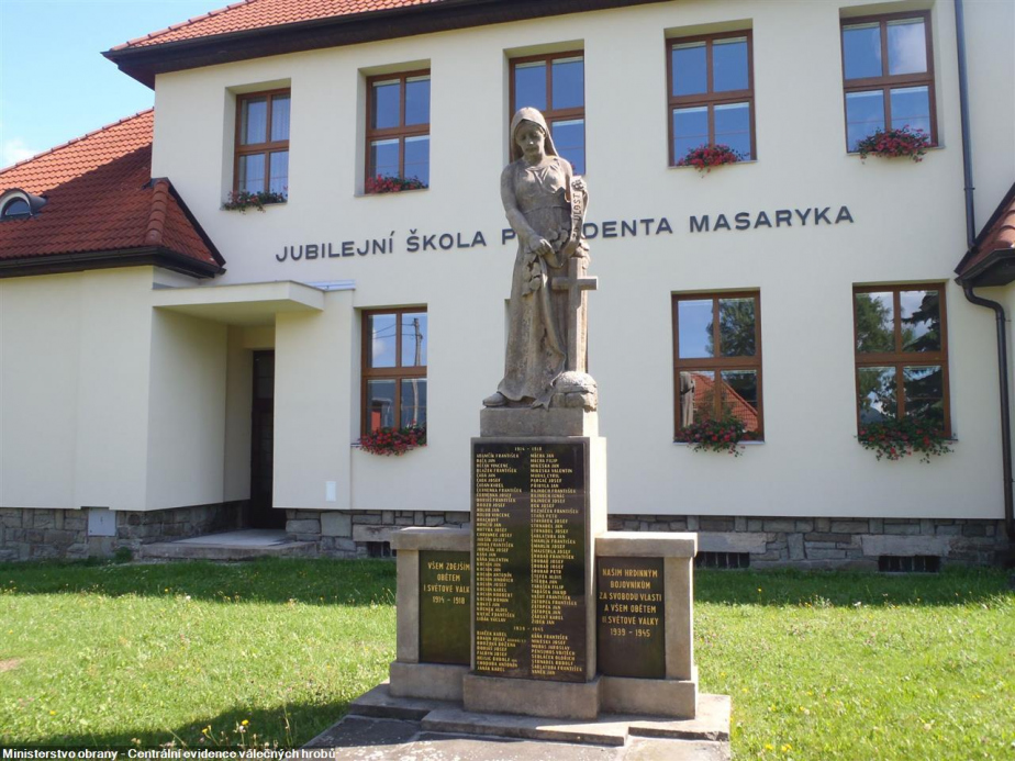 Památku brig. gen. Josefa Brauna připomíná pomník obětem světových válek z hořického pískovce, dílo sochaře Jana Knebla, rodáka z Trojanovic.