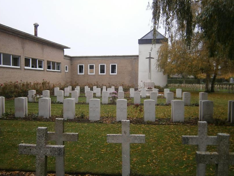 Hřbitov ve Veurne je také místem odpočinku padlých a zemřelých československých vojáků z útoku u Dunkerque ze dne 28. 10. 1944. 