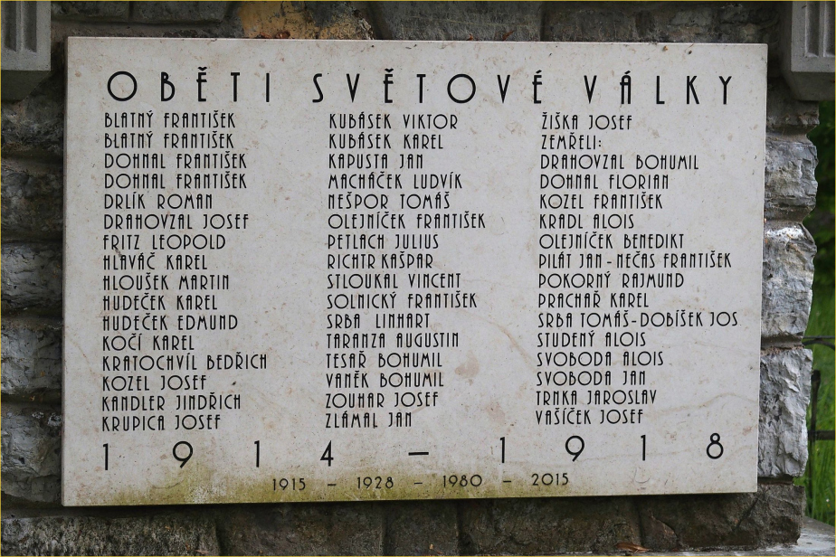 Detail nápisové desky na pomníku. 