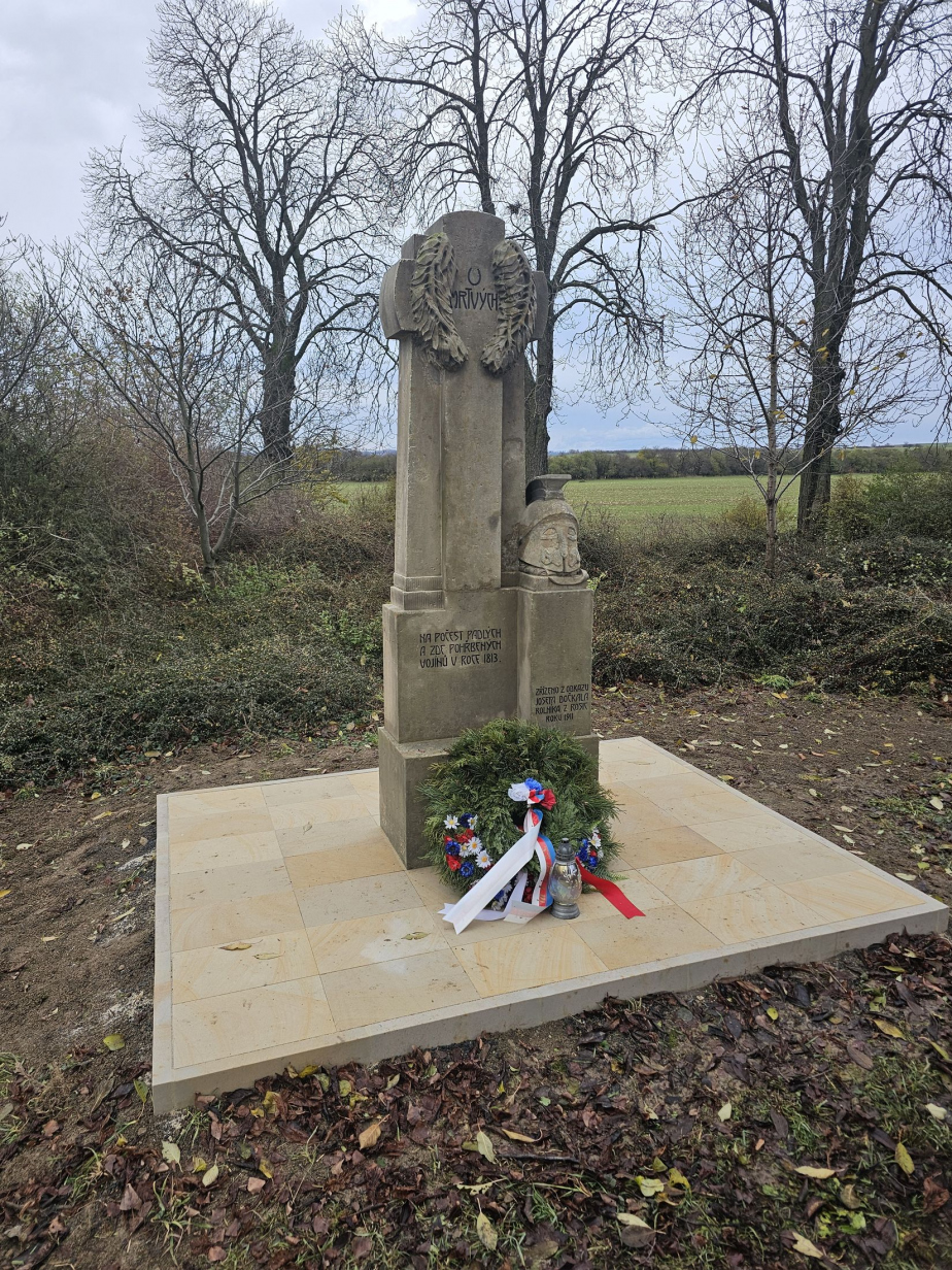 Pomník obětem Napoleonských válek u Rosic po renovaci. 