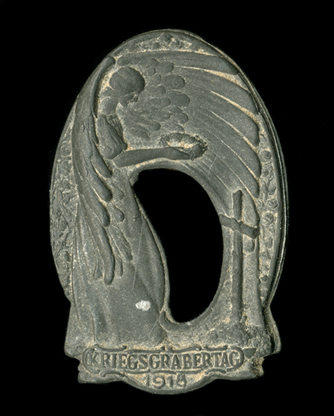 Pamětní odznak připravený pro dušičkovou sbírku „Dne válečných hrobů“ v roce 1918.