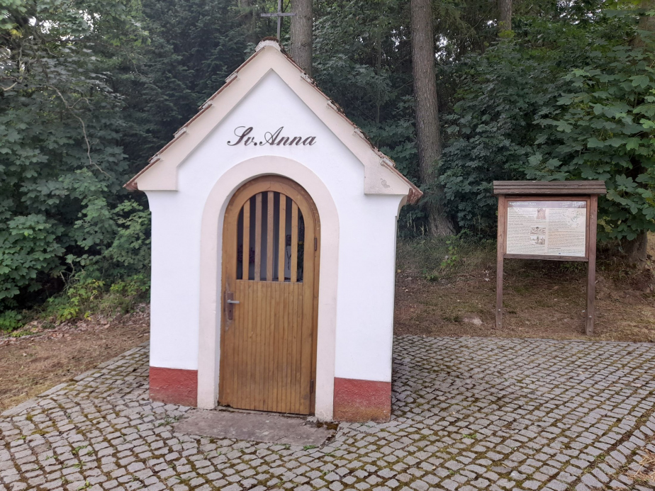 Kaplička sv. Anny postavená na místě bitvy roku 1648. 