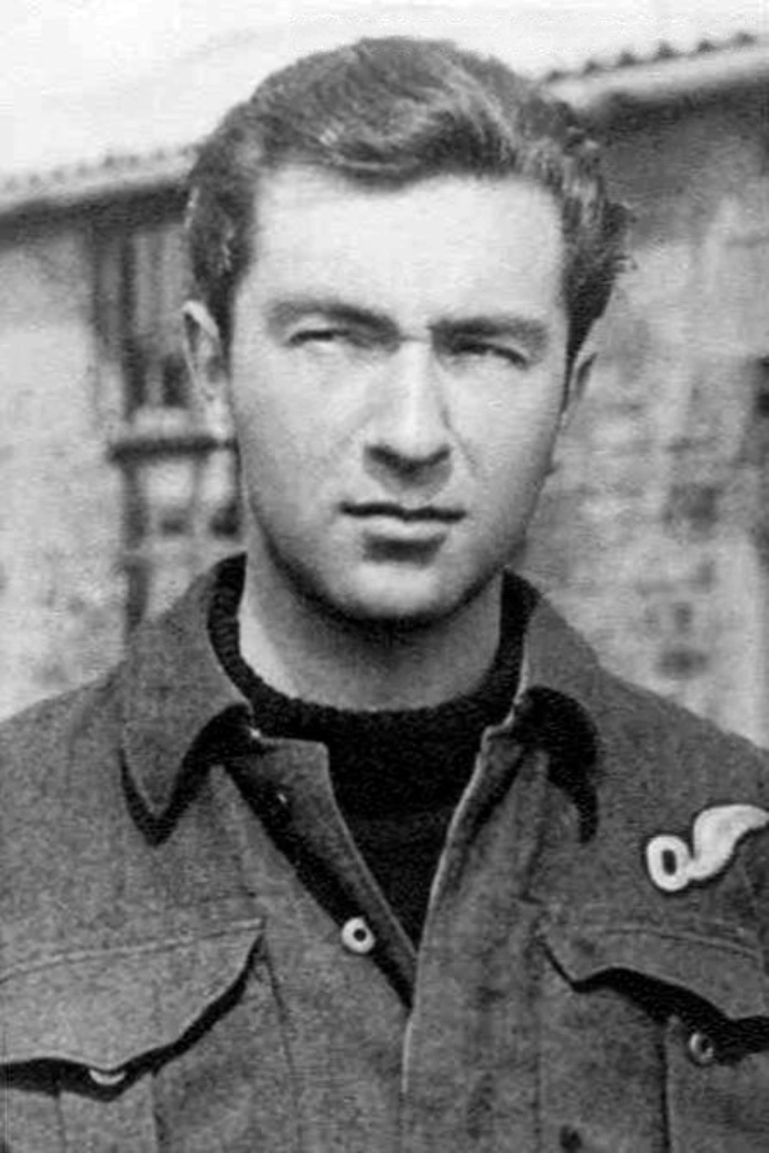 Plk. i. m. Karel Rybníček (*5.2.1919 – †5.10.1945) studoval na VŠ zemědělské v Brně. Od roku 1939 sloužil v čs. zahraniční armádě. Byl zařazen k 311. peruti RAF jako navigátor. Šťastně se dočkal konce války a v srpnu 1945 navštívil rodinu ve vlasti.