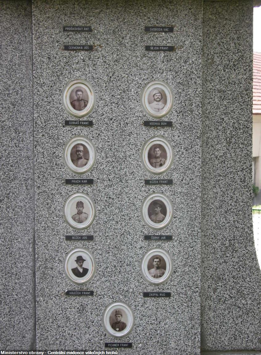 Detailní pohled na medailony se jmény padlých (před renovací).