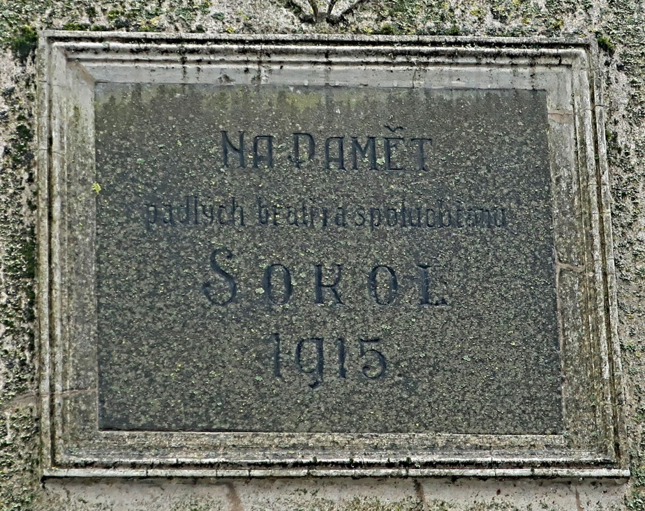 Detail prvního textu na pomníku. 
