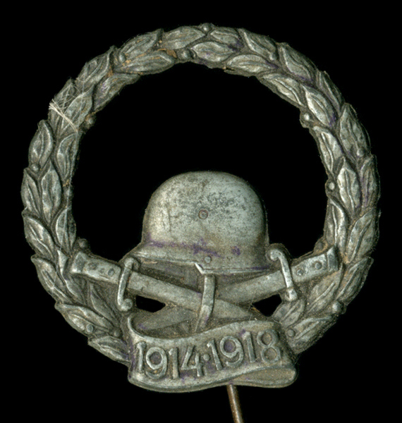 Pamětní odznak připravený pro dušičkovou sbírku „Dne válečných hrobů“ v roce 1918.