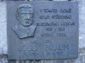 Osobnost brig. gen. Josefa Brauna připomíná pamětní bronzová deska umístěná u vjezdu do domu, kde v Trojanovicích žil.