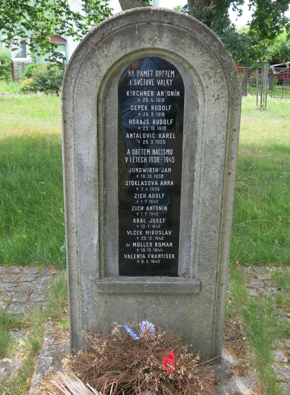 Pomník obětem světových válek v Dubí na ulici Sadová připomínající, mimo jiné, Jana Jungwirtha (1908–1938).