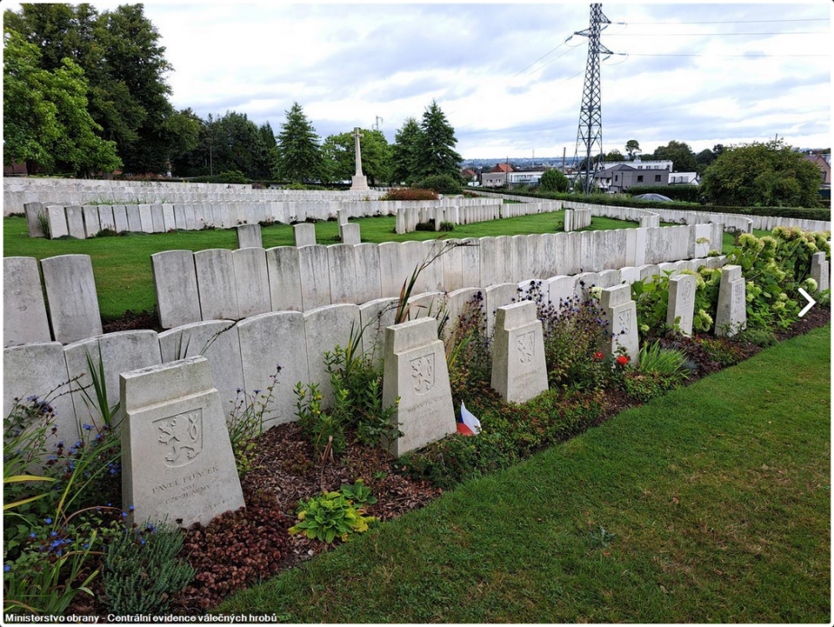 Padlé a zemřelé československé vojáky bychom nalezli i na hřbitově v St. Omeru. 