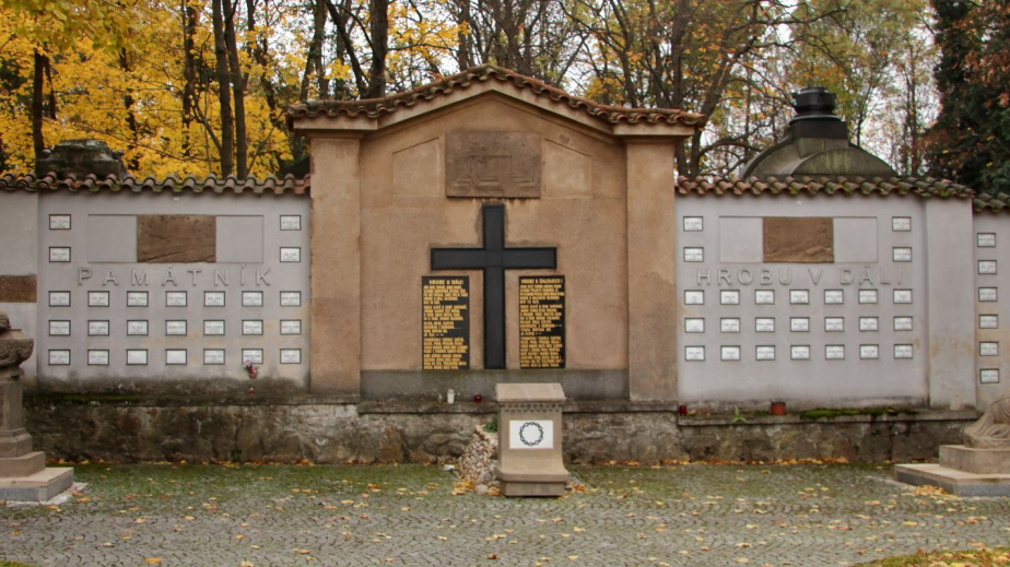 Zde na Olšanských hřbitovech se konala 2. listopadu 1925 vojenská slavnost uspořádaná Posádkovým velitelstvím velké Prahy 