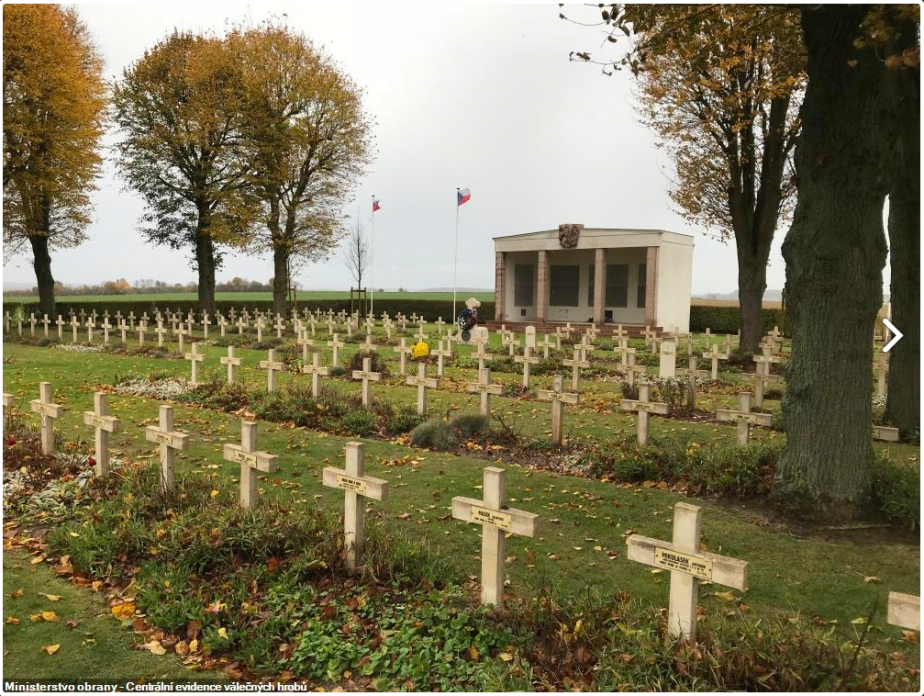 Na Československém vojenském hřbitově La Targette jsou pohřbeni příslušníci čs. legií ale i čs. vojáci padlí a zemřelí během obléhání Dunkerque. 