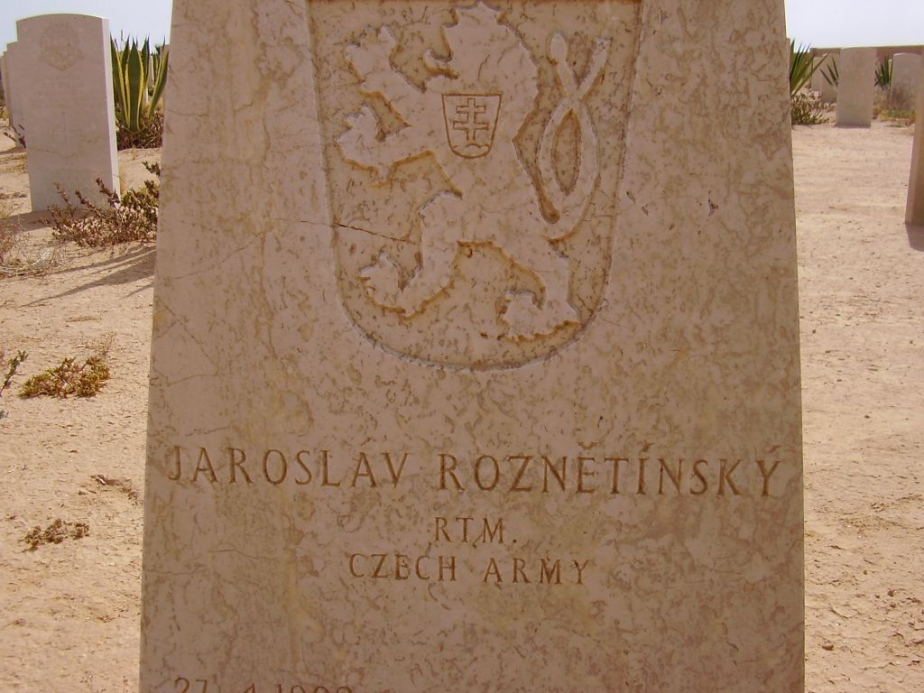 Detail náhrobku československého vojáka Jaroslava Roznětínského na vojenském hřbitově v Tobruku. 