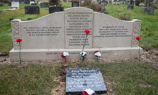 Všichni, kteří zahynuli na palubě letounu, by měli být pohřbeni na hřbitově Brookwood Cemetery, Surrey ve Velké Británii v oddělení č. 131. Posádka pak v čs. části vojenského hřbitova. 