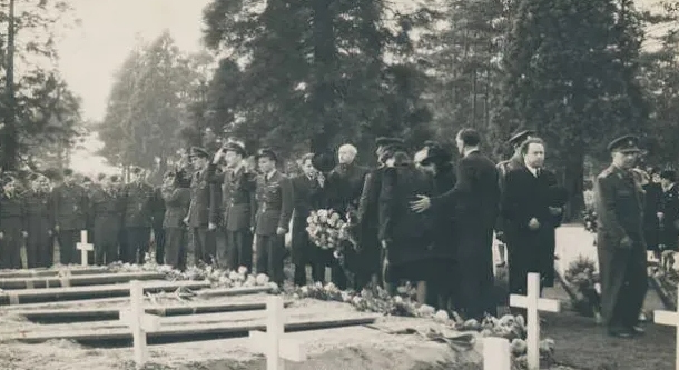 Snímky zachycující pohřeb tragicky zesnulých Čechoslováků z Liberatoru KG867 v Brookwoodu. Pohřeb se konal 11. října 1945. Pohřeb obětí židovského vyznání se uskutečnil o den později. 