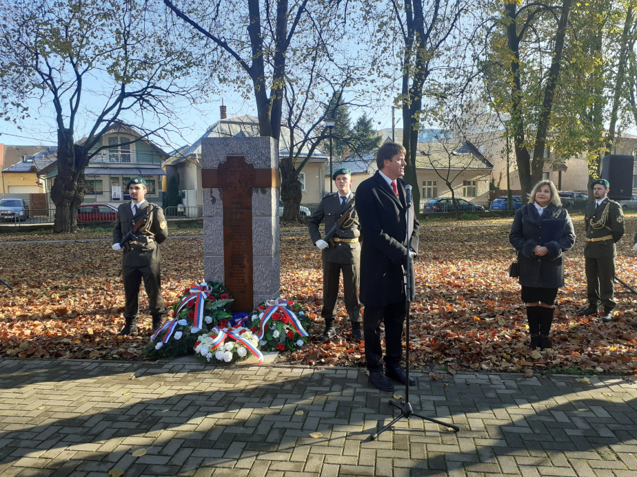 Odhalení pietního místa věnovaného československým vojákům padlým v roce 1919 v Michalovcích a okolí.