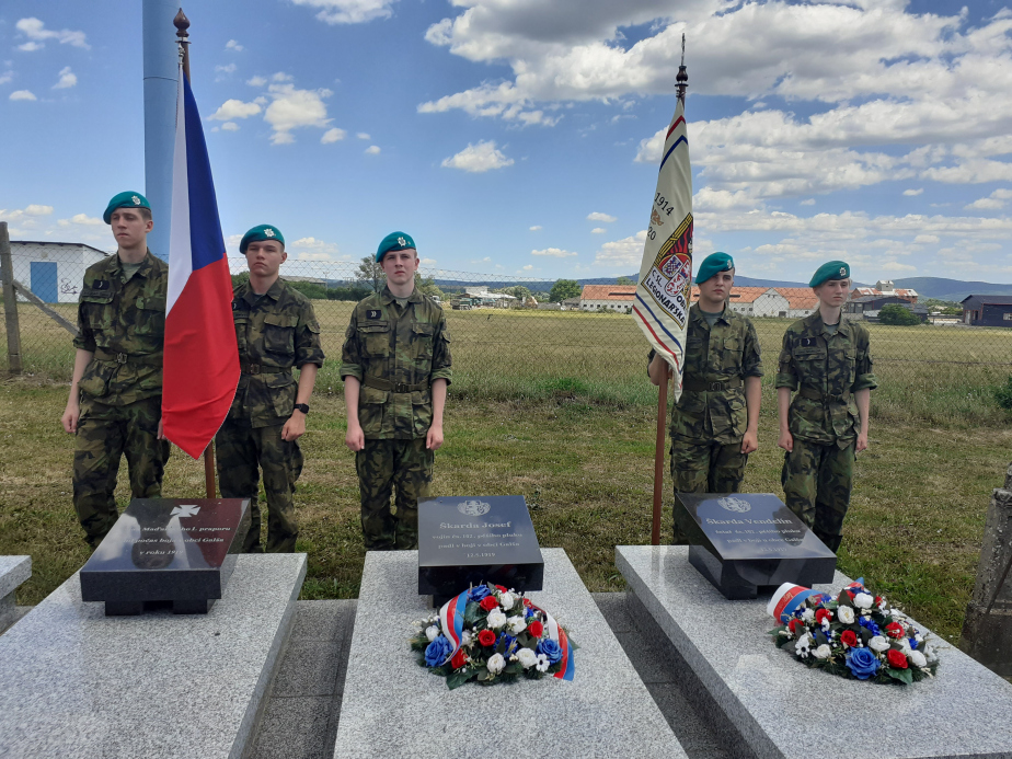 Pietní akt u obnovených hrobů v obci Holiša.