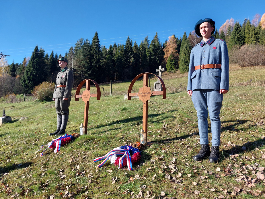 Pietní akt u nově obnovených hrobů v obci Hnílec.