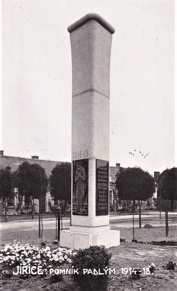 Původní vzhled pomníku v Jiřicích v roce 1933. 