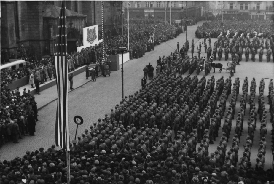 Fotografie ze slavnostní přehlídky konané dne 20. listopadu 1945 v Plzni. 
