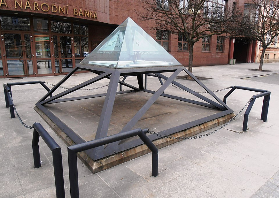 Pomník 16. obrněné divizi byl v plzeňské Husově ulici instalován v roce 2000. 