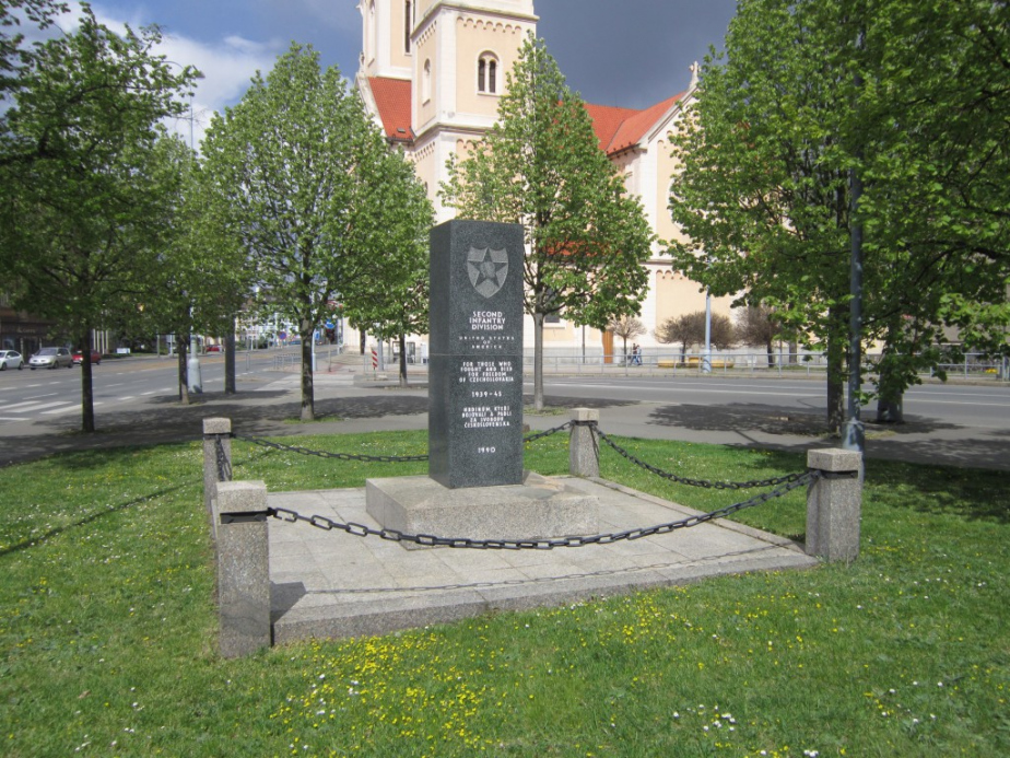 Pomník 2. pěší divizi americké armády na Chodském náměstí v Plzni. 