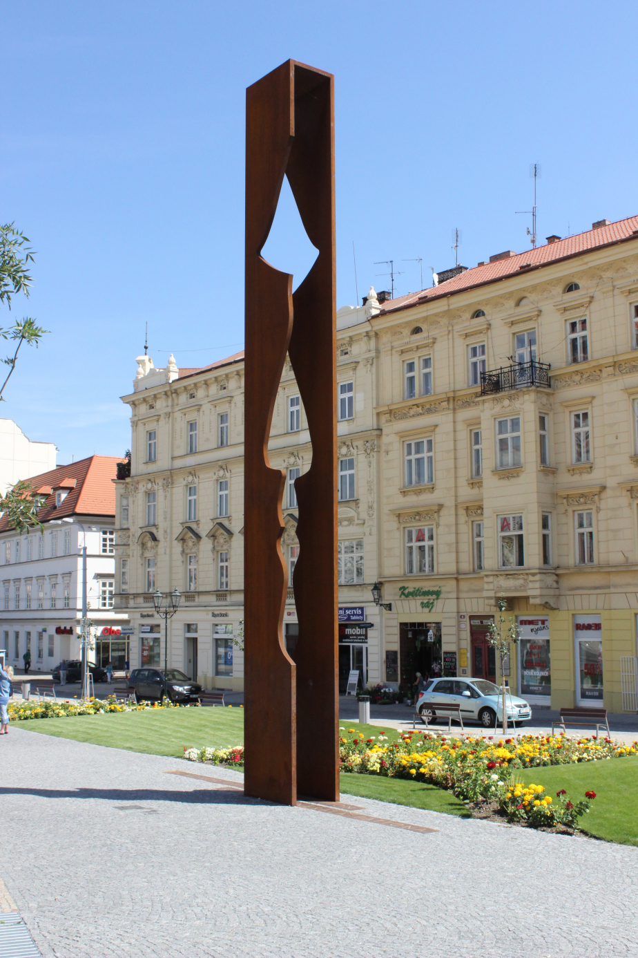Pomník gen. Pattonovi, veliteli 3. armády USA, se nachází v plzeňských Sadech Pětatřicátníků. 