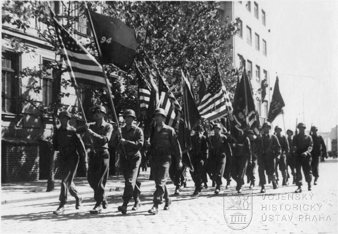 Slavnostní pochod praporečníků americké armády krátce po osvobození Plzně. 