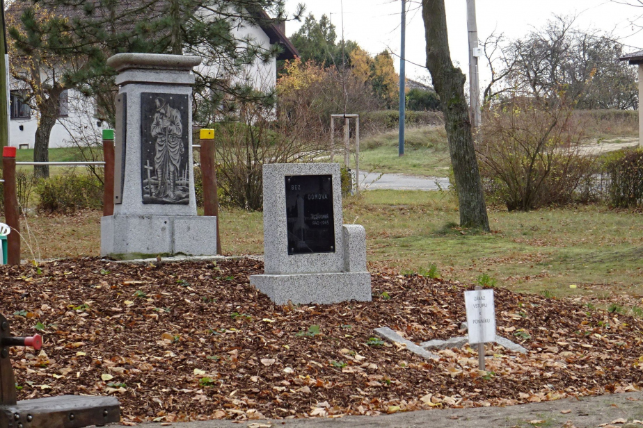 Torzo pomníku v Jiřicích na fotografii z roku 2021. 