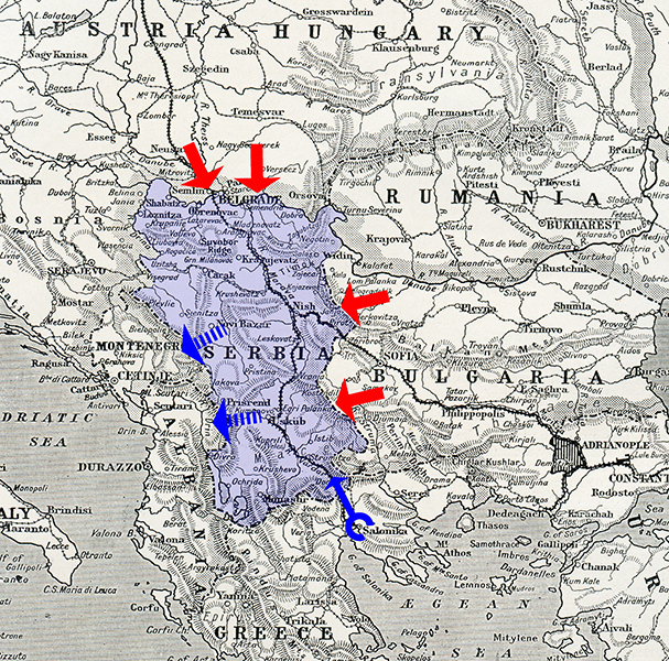 Situační mapa Balkánu s vyznačením základních směrů útoku ústředních mocností proti Srbsku na počátku října 1915. Modré šipky značí ústup poražené srbské armády přes Černou Horu a Albánii. Ze Soluně postupovaly na pomoc Srbsku francouzsko-britské síly.