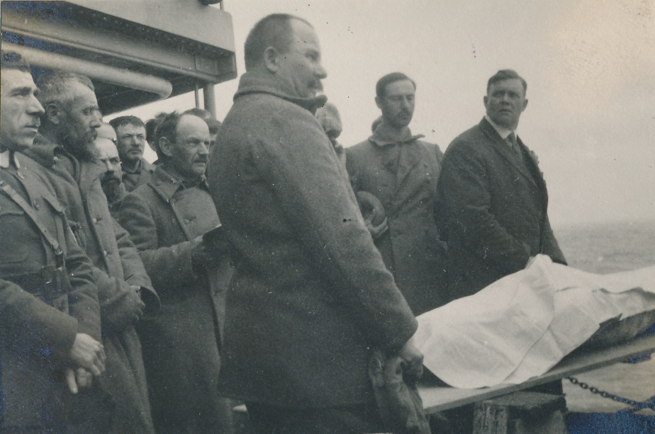 Momentka z pohřbu na lodi Mount Vernon během 20. transportu.