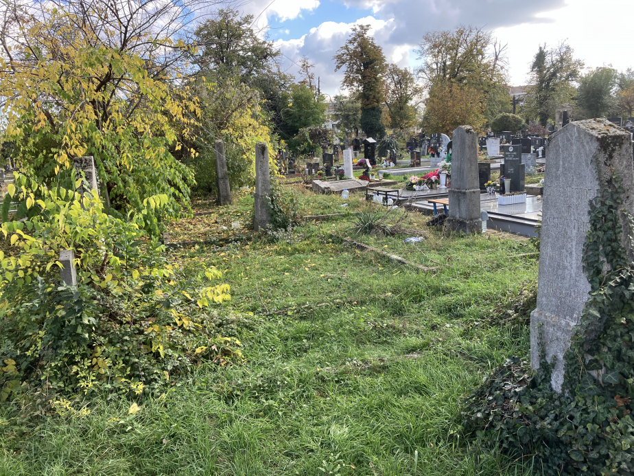 Zachovalá část vojenského hřbitova-Pančevo.