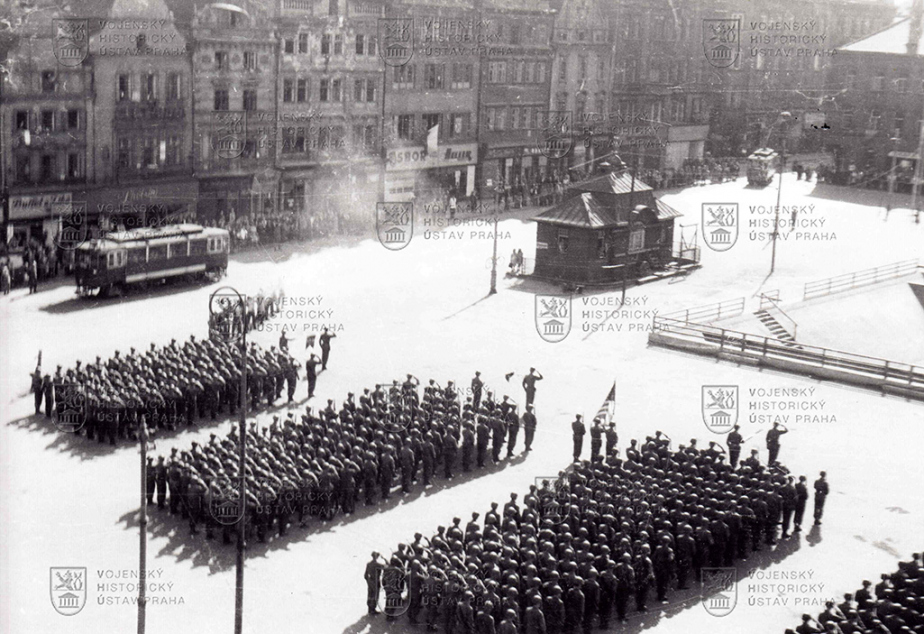 Pohled na slavnostní nástup příslušníků 2. pěší divize americké armády dne 13. května 1945 v Plzni. 